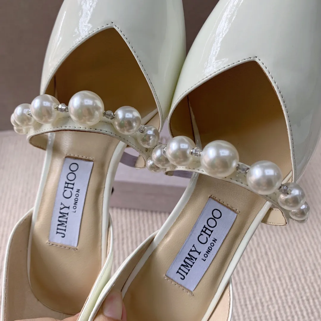 👟👟 Women's Shoes Women's Clothing 👟👟Ex-factory price 520👟👟 Women's Shoes Women's Clothing JIMMYCHOO AURELI series high heels!  Original cover last, counter quality, exquisite and eye-catching shoe shape, pointed toe with stiletto heel. Shiny 👟👟 single arch strap embellished with white pearls attached to the instep, versatile fashion matching skills. ▪️cow patent leather ▪️pearl crystal decoration ▪️hollow shoe body ▪️arch strap ▪heel height 6.5cm 8.5cm ▪️Italian leather outsole